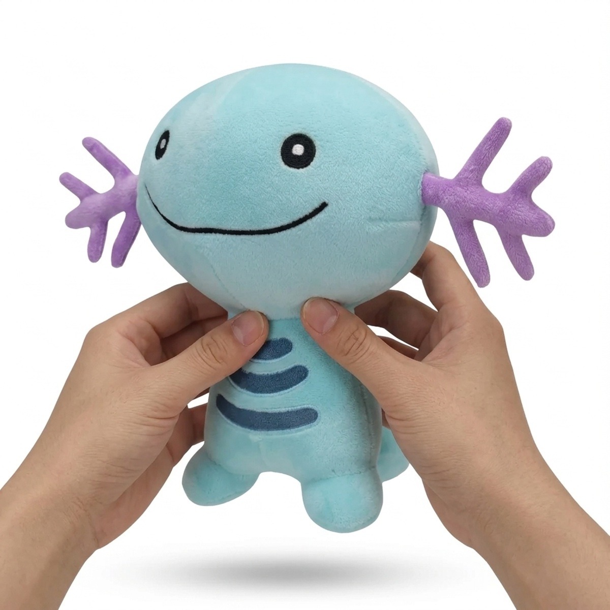 Wooper Pluszak trzymany w rękach