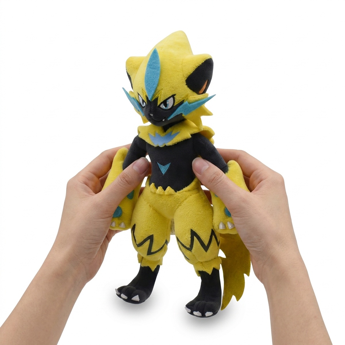 Zeraora Pluszak trzymany w rękach
